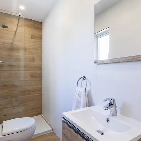 New & Located 3 Double Bedroom - Close To Amenities