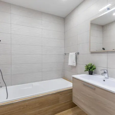 New & Located 3 Double Bedroom - Close To Amenities Apartman *