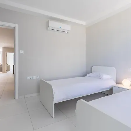 Apartment New & Located 3 Double Bedroom - Close To Amenities